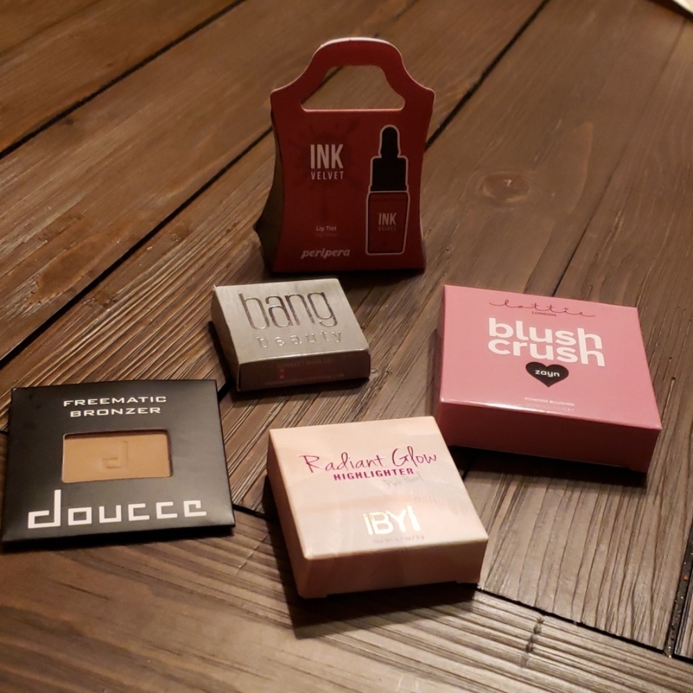 Makeup travel bundle